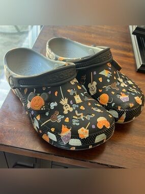 2018 disney parks Halloween crocs women’s size 7